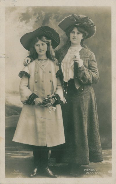 Beroemdheden van het podium: Miss Phyllis en Miss Zena Dare, ca. 1903-08 door English Photographer